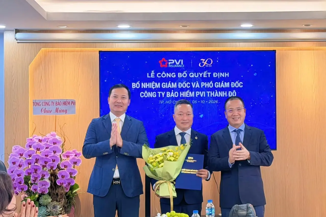Lãnh đạo Tổng công ty Bảo hiểm PVI trao quyết định bổ nhiệm và tặng hoa chúc mừng ông Hồ Vũ Bình