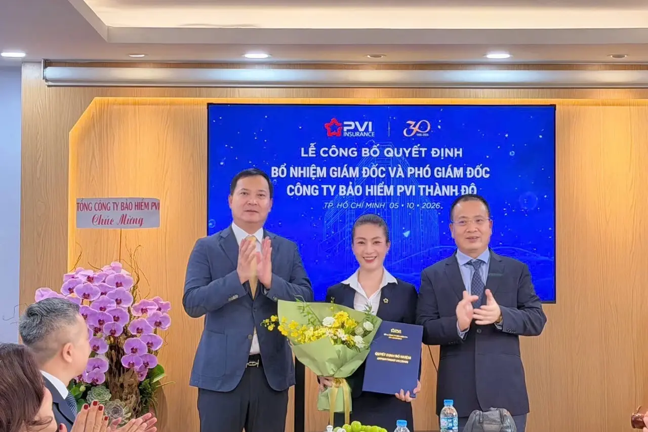 Lãnh đạo Tổng công ty Bảo hiểm PVI trao quyết định bổ nhiệm và tặng hoa chúc mừng bà Trần Thị Thanh Thương