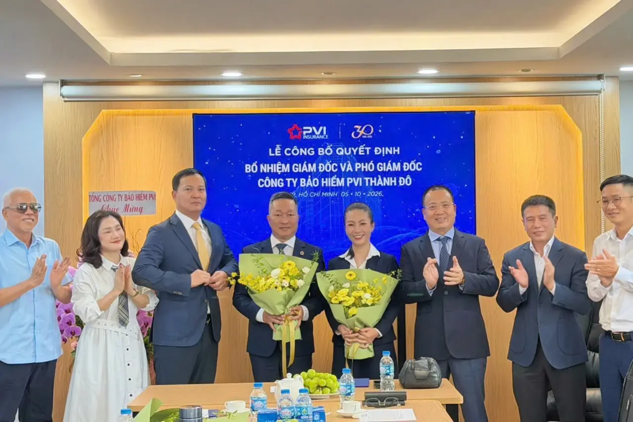 Lãnh đạo Tổng công ty Bảo hiểm PVI và cán bộ PVI Thành Đô chụp ảnh lưu niệm cùng tân Giám đốc và tân Phó Giám đốc